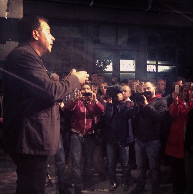 Πολίτης, με «στημένη» ερώτηση, εκνευρίζει τον Θεοδωράκη: Μη λες όλο τα ίδια και τα ίδια στις ομιλίες σου [εικόνες+βίντεο] | iefimerida.gr 4