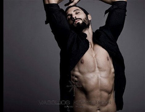 Ο καλλονός ανιψιός της Αλίκης Βουγιουκλάκη περπατάει στις πασαρέλες και κόβει την ανάσα [εικόνες] | iefimerida.gr 0