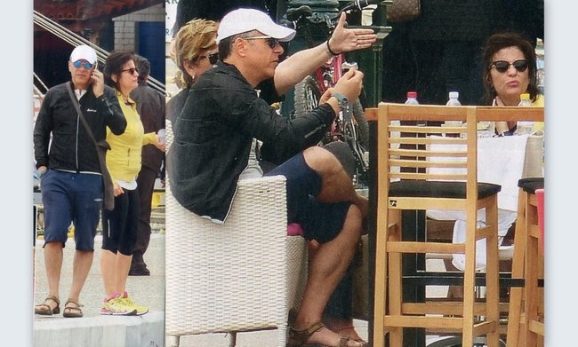 O Σταύρος Θεοδωράκης με τη σύζυγό του στη Σκιάθο [εικόνες] | iefimerida.gr 0