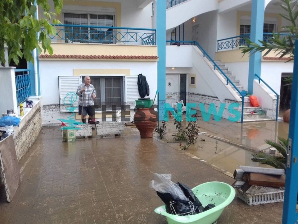 Καταιγίδα σαν τυφώνας: Ζημιές άνευ προηγουμένου στα Βρασνά, ξερίζωσε ολόκληρη πισίνα! [εικόνες] | iefimerida.gr 5