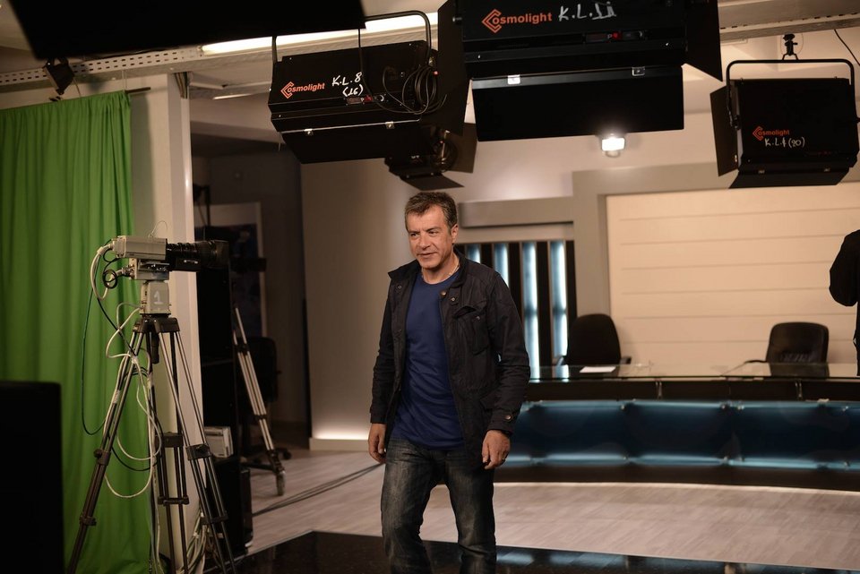 O Σταύρος Θεοδωράκης διαλέγει φρούτα αμέριμνος σε μανάβικο της Κέρκυρας [εικόνες] | iefimerida.gr 2