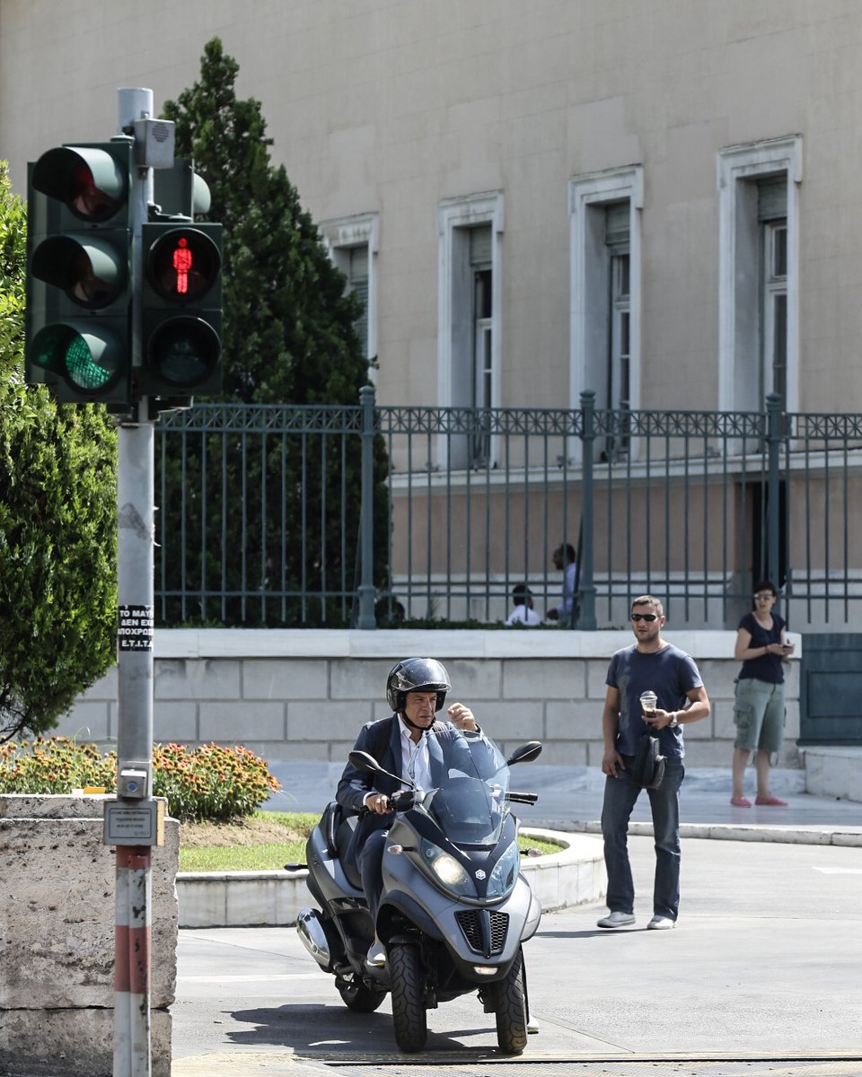 Ο Σταύρος Θεοδωράκης επέστρεψε στη Βουλή, μετά την περιπέτεια της υγείας του [εικόνες] | iefimerida.gr 1