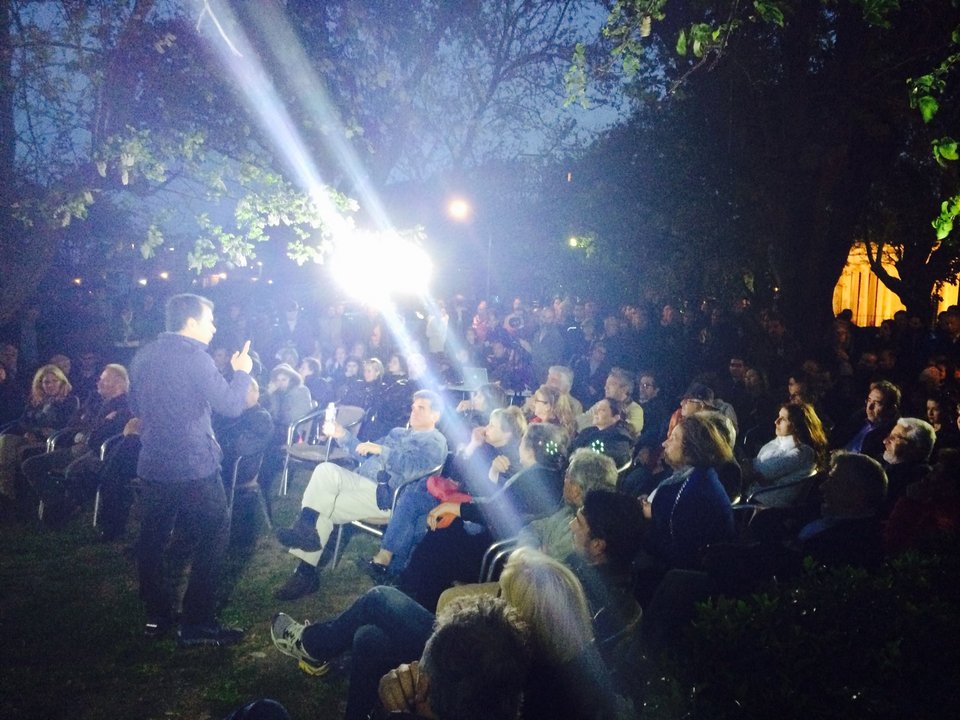 O Σταύρος Θεοδωράκης διαλέγει φρούτα αμέριμνος σε μανάβικο της Κέρκυρας [εικόνες] | iefimerida.gr 1