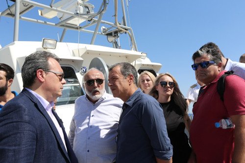 Αυτοψία Θεοδωράκη στη Σαλαμίνα -«Θα πιέσουμε για γρήγορες λύσεις» [εικόνες] | iefimerida.gr 5