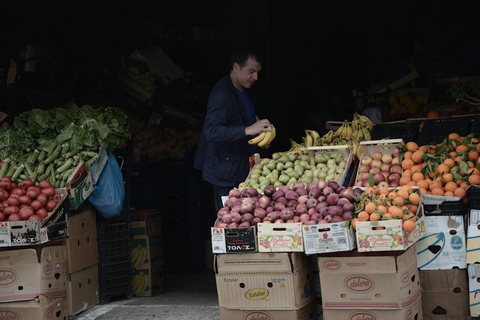 O Σταύρος Θεοδωράκης διαλέγει φρούτα αμέριμνος σε μανάβικο της Κέρκυρας [εικόνες] | iefimerida.gr 0