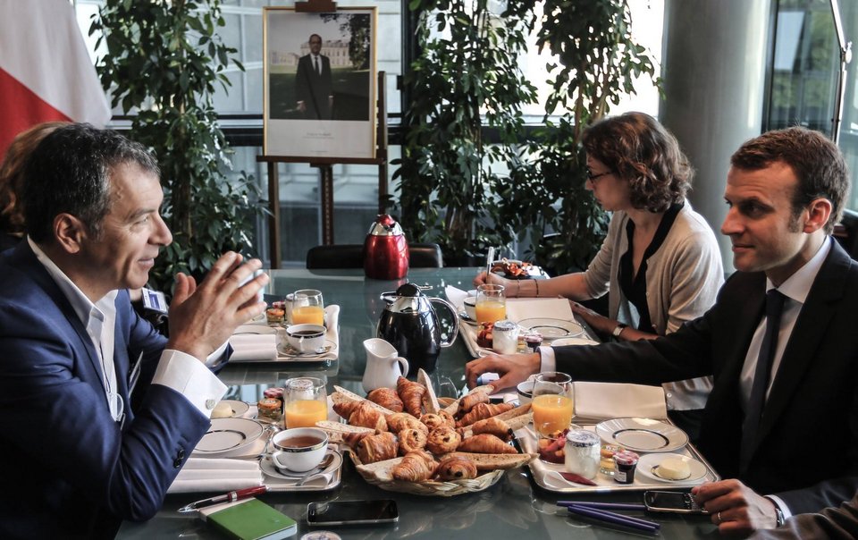 Οταν ο Θεοδωράκης έφαγε πρωινό στον Σηκουάνα με τον Μακρόν -Με κρουασάν και κρητικό μέλι [εικόνες]  | iefimerida.gr 1