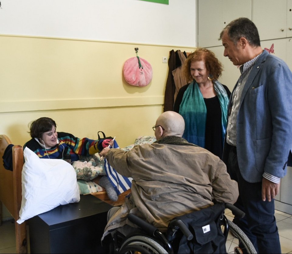 Ο Σταύρος Θεοδωράκης δεν πήγε παρέλαση -Πήγε σε Κέντρο Αποκατάστασης στη Βούλα [εικόνες] | iefimerida.gr 6