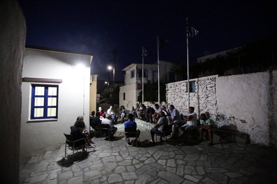 Ο Σταύρος Θεοδωράκης πήγε περιοδεία στην άγονη γραμμή και έστησε εκεί μια μικρή «βουλή» | iefimerida.gr 3