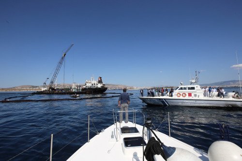 Αυτοψία Θεοδωράκη στη Σαλαμίνα -«Θα πιέσουμε για γρήγορες λύσεις» [εικόνες] | iefimerida.gr 0