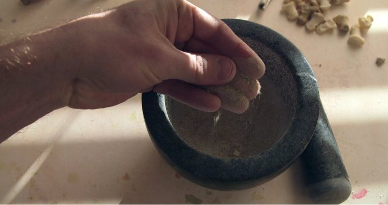 Κούπες και μπολ από τις στάχτες των αγαπημένων σας -Ενας καλλιτέχνης δημιουργεί σερβίτσιο [εικόνες και βίντεο] | iefimerida.gr 0