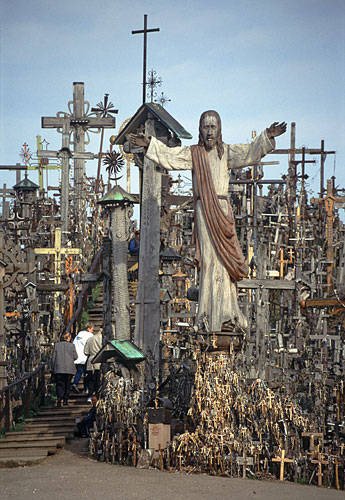 Ο λόφος με τους 100.000 σταυρούς: Ενα σκοτεινό μνημείο με αιματηρή ιστορία [εικόνες] | iefimerida.gr 4