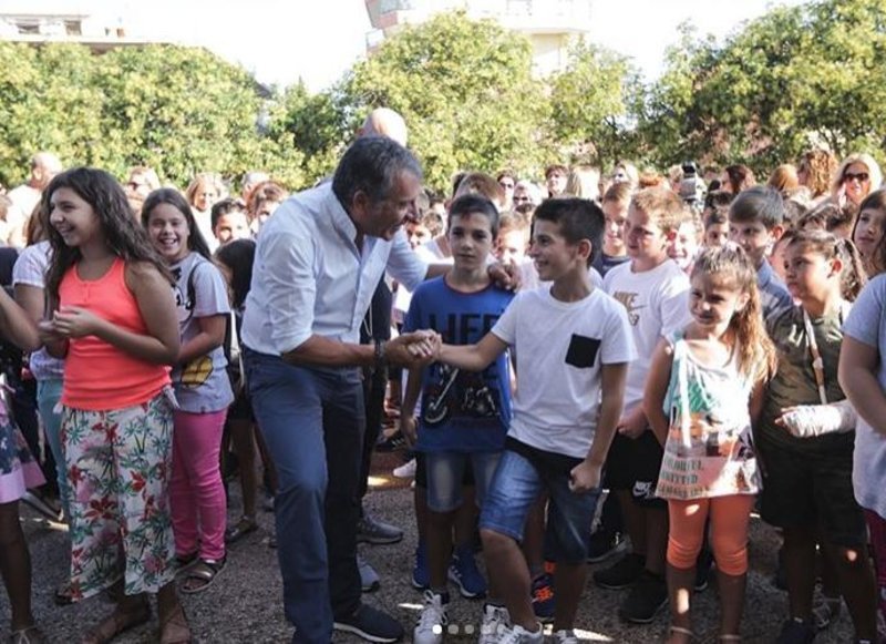 Σε σχολείο της Μάνδρας για τον αγιασμό ο Σταύρος Θεοδωράκης [εικόνες] | iefimerida.gr 2