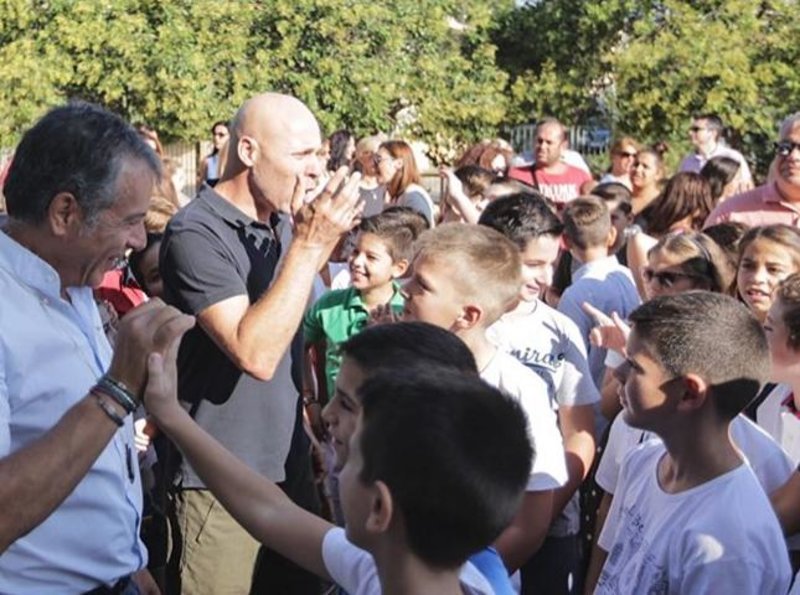 Σε σχολείο της Μάνδρας για τον αγιασμό ο Σταύρος Θεοδωράκης [εικόνες] | iefimerida.gr 0