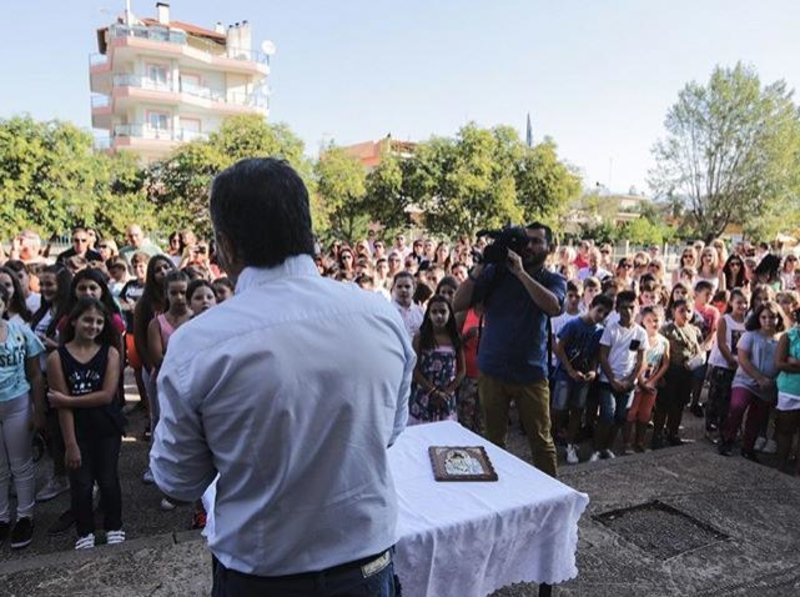 Σε σχολείο της Μάνδρας για τον αγιασμό ο Σταύρος Θεοδωράκης [εικόνες] | iefimerida.gr 1