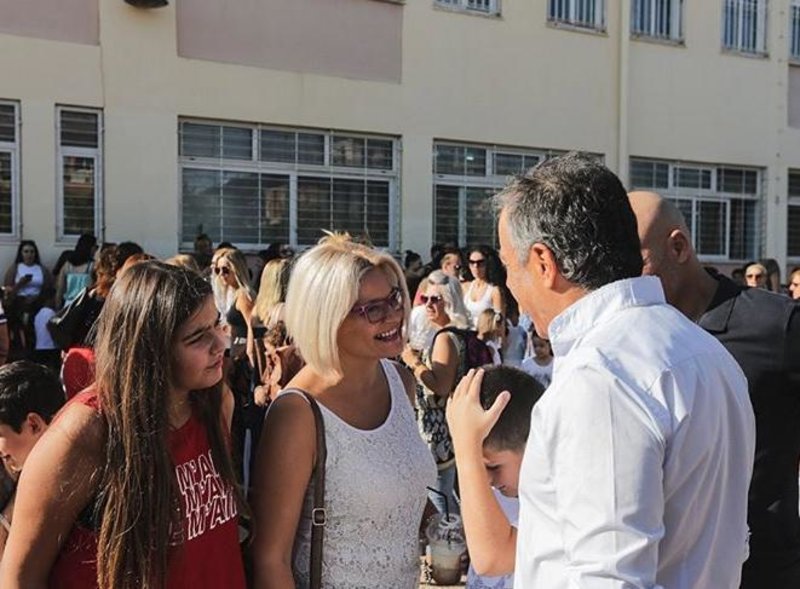 Σε σχολείο της Μάνδρας για τον αγιασμό ο Σταύρος Θεοδωράκης [εικόνες] | iefimerida.gr 4