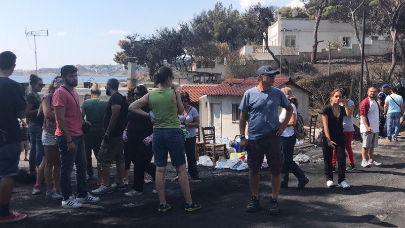 Ο Σταύρος Θεοδωράκης μίλησε με κατοίκους στο Μάτι- φωτογραφία iefimerida
