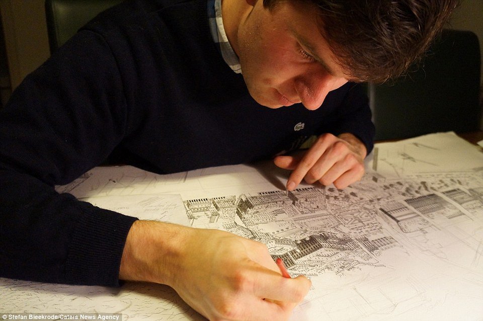 Απίστευτο -Επισκέπτεται πόλεις, τις παρατηρεί και στη συνέχεια τις σχεδιάζει με εκπληκτικές λεπτομέρειες [εικόνες] | iefimerida.gr 8