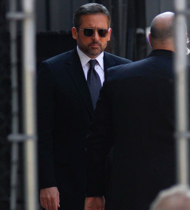 Ποτάμια δάκρυα από τους επώνυμους φίλους του στην κηδεία του Τόνι Σοπράνο [εικόνες]  | iefimerida.gr 8