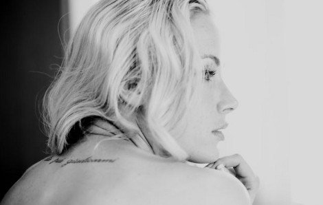 Η ημίγυμνη αισθησιακή φωτογράφιση της Ρίβα Στέενκαμπ λίγο πριν τη δολοφονία της [εικόνες] | iefimerida.gr 0