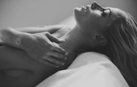 Η ημίγυμνη αισθησιακή φωτογράφιση της Ρίβα Στέενκαμπ λίγο πριν τη δολοφονία της [εικόνες] | iefimerida.gr 1