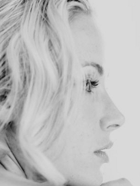 Η ημίγυμνη αισθησιακή φωτογράφιση της Ρίβα Στέενκαμπ λίγο πριν τη δολοφονία της [εικόνες] | iefimerida.gr 2