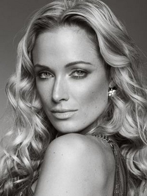 Η ημίγυμνη αισθησιακή φωτογράφιση της Ρίβα Στέενκαμπ λίγο πριν τη δολοφονία της [εικόνες] | iefimerida.gr 3