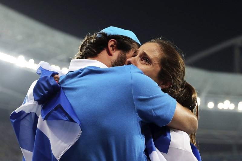 Η στιγμή που ο σύζυγος της Στεφανίδη πηδάει στο γήπεδο και της λέει ότι πήρε το χρυσό! [βίντεο & εικόνες] | iefimerida.gr 3