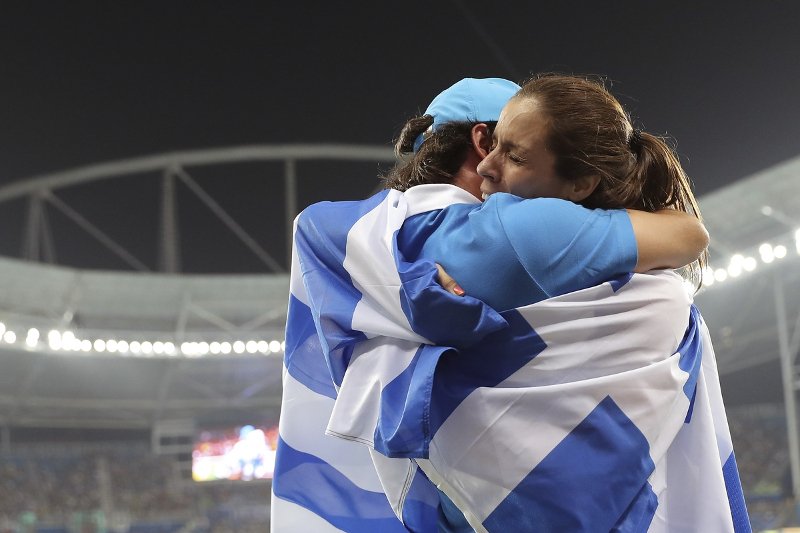 Η στιγμή που ο σύζυγος της Στεφανίδη πηδάει στο γήπεδο και της λέει ότι πήρε το χρυσό! [βίντεο & εικόνες] | iefimerida.gr 4