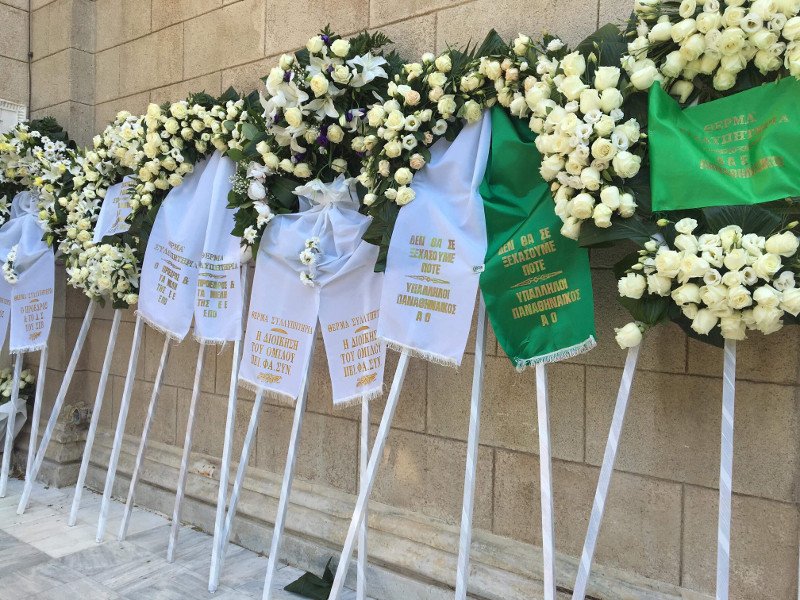 Στεφάνι από τον Βασίλη Σπανούλη στην κηδεία του Παύλου Γιαννακόπουλου | iefimerida.gr 2