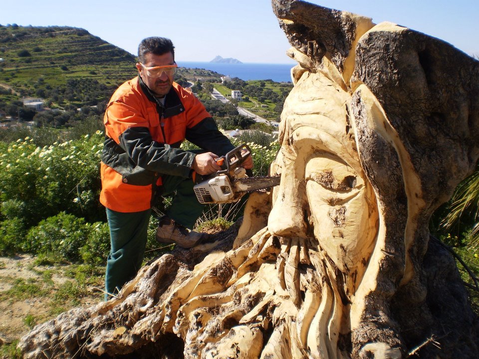 Το εντυπωσιακό σκαλιστό δέντρο στην είσοδο των Ματάλων -Εργο διάσημου καλλιτέχνη [εικόνες&βίντεο] | iefimerida.gr 1