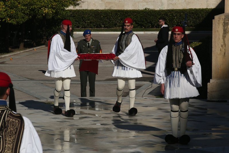 Το περίεργο στεφάνι του Ταγίπ Ερντογάν -Κόκκινο, στα χρώματα της τουρκικής σημαίας, με την ημισέληνο στο κέντρο [εικόνες] | iefimerida.gr 2