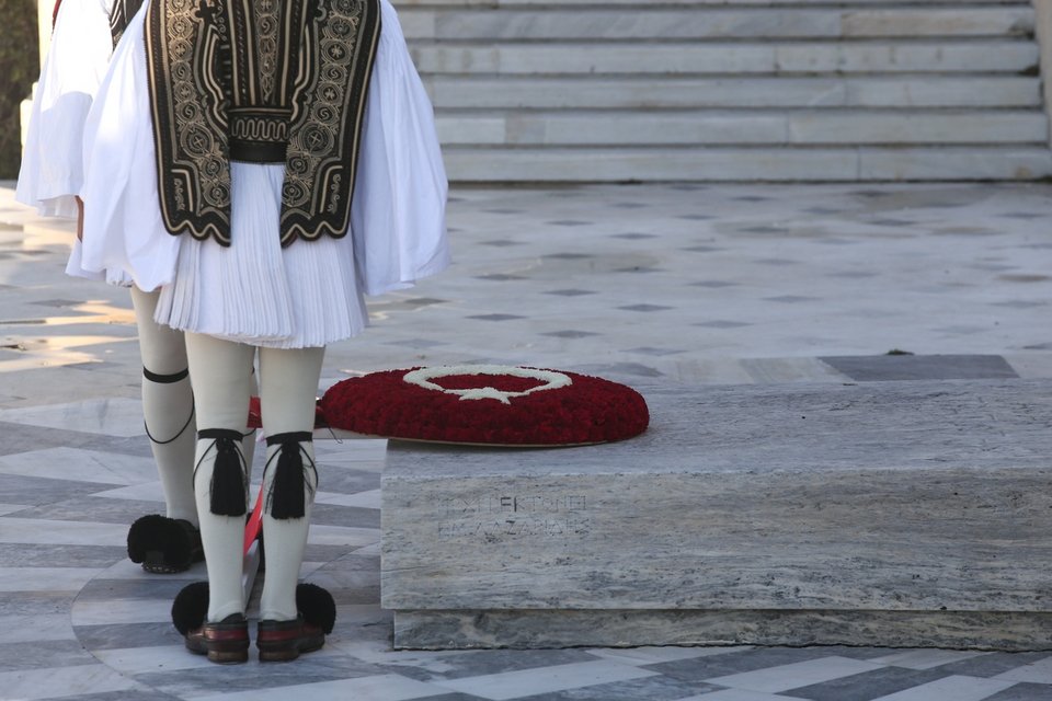 Το περίεργο στεφάνι του Ταγίπ Ερντογάν -Κόκκινο, στα χρώματα της τουρκικής σημαίας, με την ημισέληνο στο κέντρο [εικόνες] | iefimerida.gr 3