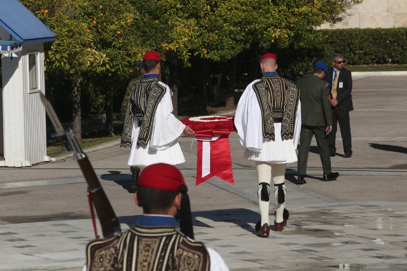 Το περίεργο στεφάνι του Ταγίπ Ερντογάν -Κόκκινο, στα χρώματα της τουρκικής σημαίας, με την ημισέληνο στο κέντρο [εικόνες] | iefimerida.gr 4