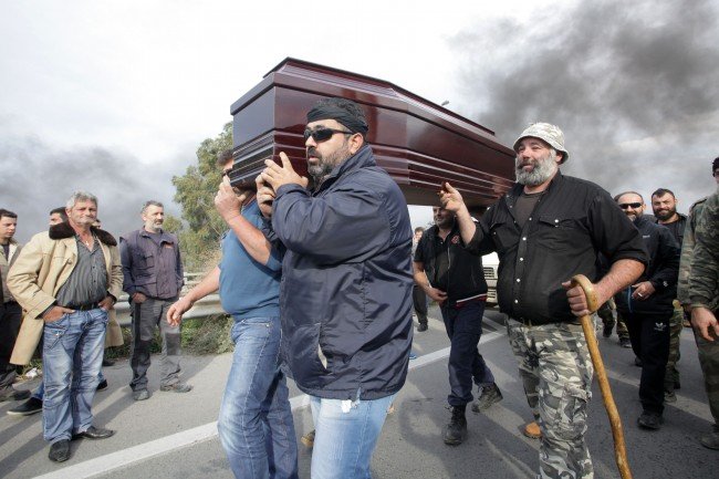 Απόβαση τρακτέρ στη Δημοτική Αγορά Χανίων -Κήδεψαν το... ασφαλιστικό [εικόνες] | iefimerida.gr 4