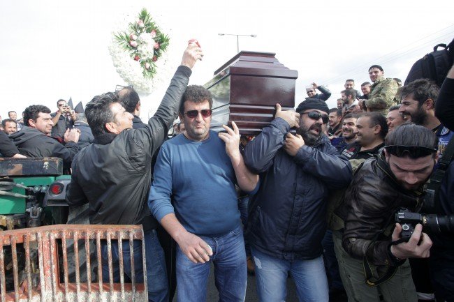 Απόβαση τρακτέρ στη Δημοτική Αγορά Χανίων -Κήδεψαν το... ασφαλιστικό [εικόνες] | iefimerida.gr 2