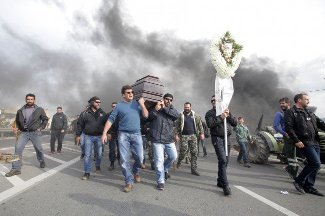 Απόβαση τρακτέρ στη Δημοτική Αγορά Χανίων -Κήδεψαν το... ασφαλιστικό [εικόνες] | iefimerida.gr 3