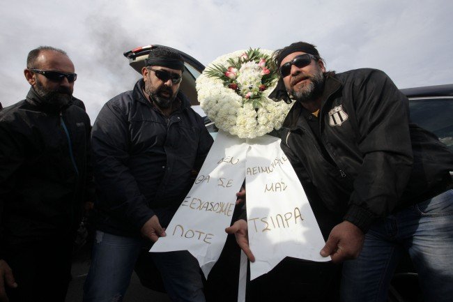 Απόβαση τρακτέρ στη Δημοτική Αγορά Χανίων -Κήδεψαν το... ασφαλιστικό [εικόνες] | iefimerida.gr 0