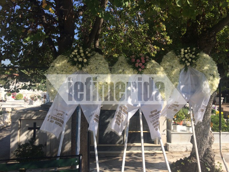 Εφθασαν τα πρώτα στεφάνια -Στις 3 η κηδεία της άτυχης Δώρας [εικόνες] | iefimerida.gr 2