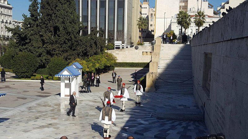 Το περίεργο στεφάνι του Ταγίπ Ερντογάν -Κόκκινο, στα χρώματα της τουρκικής σημαίας, με την ημισέληνο στο κέντρο [εικόνες] | iefimerida.gr 0