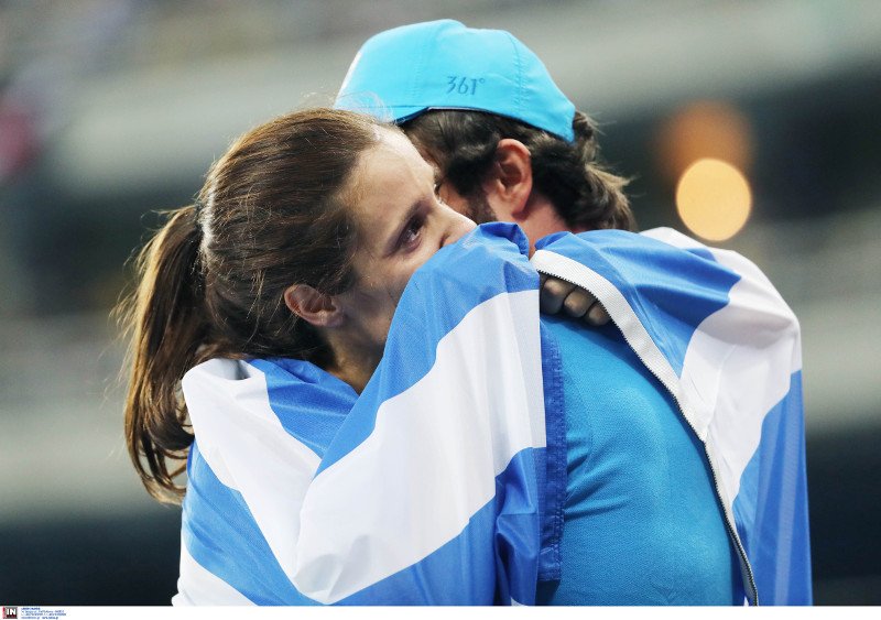 Η στιγμή που ο σύζυγος της Στεφανίδη πηδάει στο γήπεδο και της λέει ότι πήρε το χρυσό! [βίντεο & εικόνες] | iefimerida.gr 0