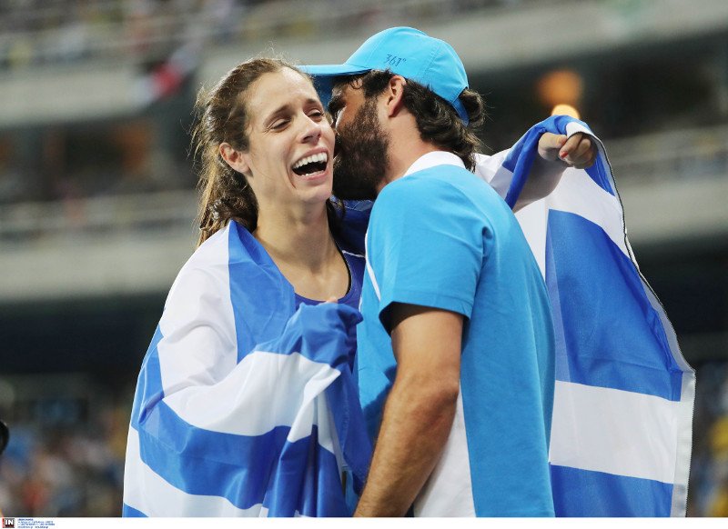 Η στιγμή που ο σύζυγος της Στεφανίδη πηδάει στο γήπεδο και της λέει ότι πήρε το χρυσό! [βίντεο & εικόνες] | iefimerida.gr 1