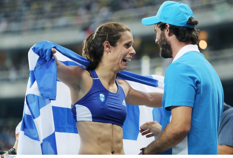 Η στιγμή που ο σύζυγος της Στεφανίδη πηδάει στο γήπεδο και της λέει ότι πήρε το χρυσό! [βίντεο & εικόνες] | iefimerida.gr 2