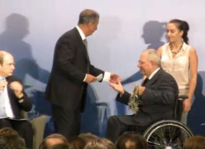 Εδωσαν στεφάνι ελιάς στον Σόιμπλε- Εκπληκτος παρακολουθεί ο Χατζηδάκης [εικόνα] | iefimerida.gr 0