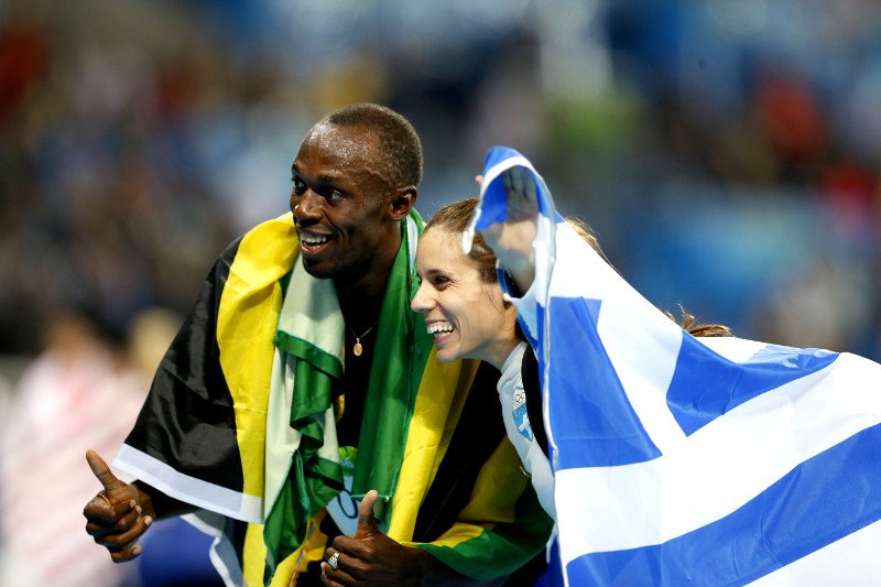 Το απίστευτο βλέμμα της Στεφανίδη που ενώ πανηγυρίζει για το χρυσό την πλησιάζει ο Γιουσέιν Μπολτ! [εικόνες] | iefimerida.gr 1