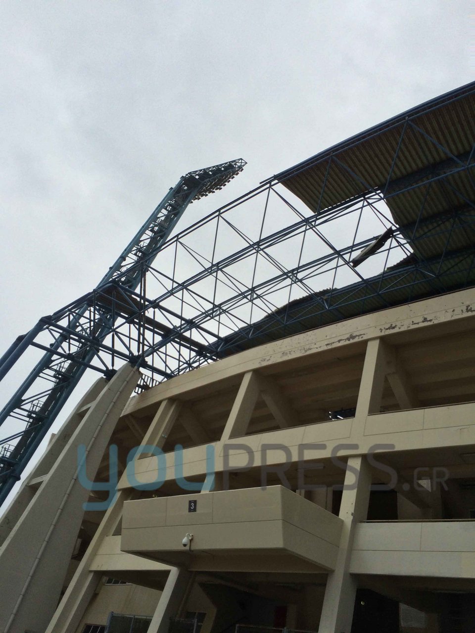 Ξεκόλλησε στέγαστρο στο Παγκρήτιο Στάδιο από τον δυνατό άνεμο [εικόνες] | iefimerida.gr 2