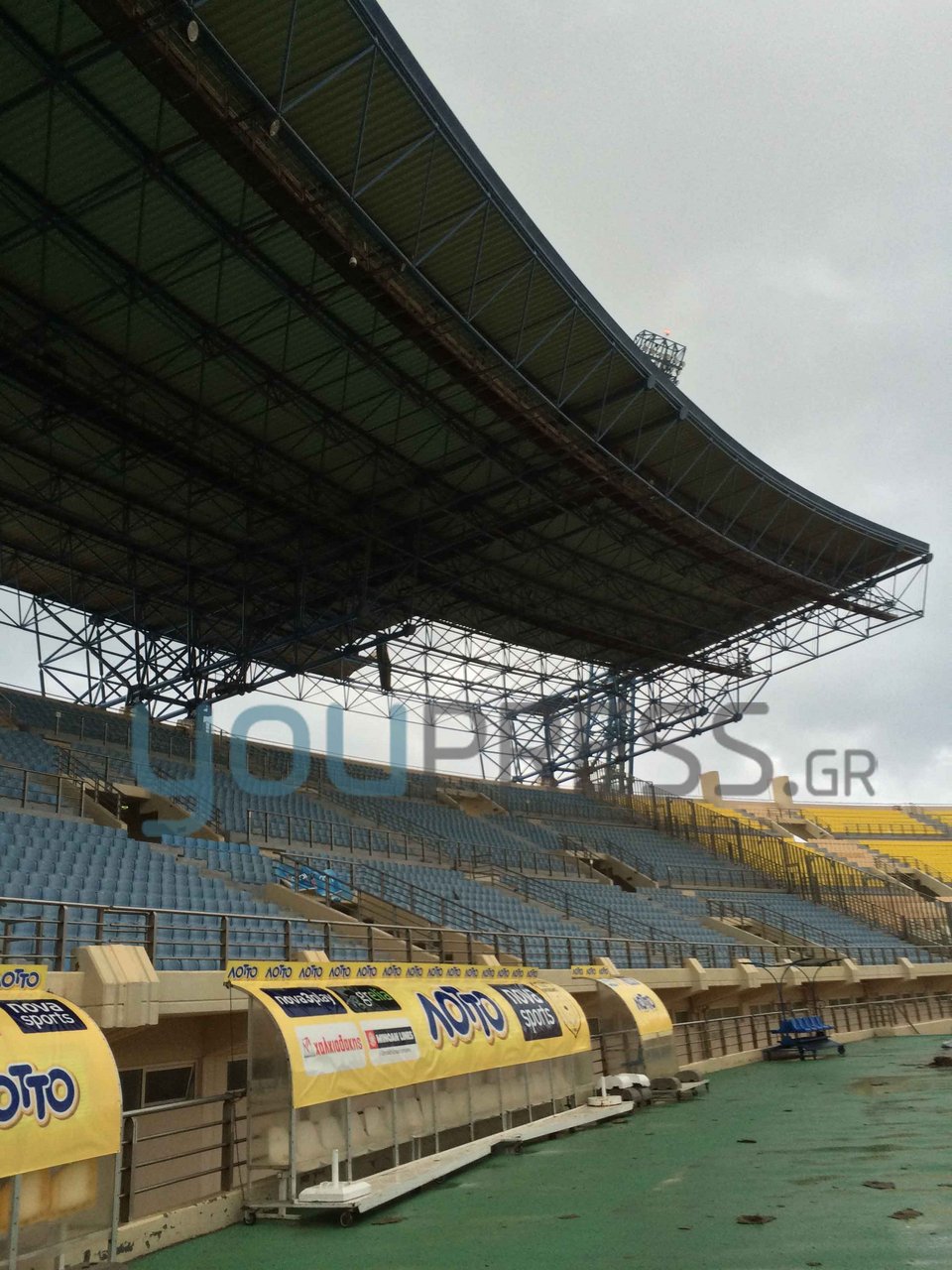 Ξεκόλλησε στέγαστρο στο Παγκρήτιο Στάδιο από τον δυνατό άνεμο [εικόνες] | iefimerida.gr 1