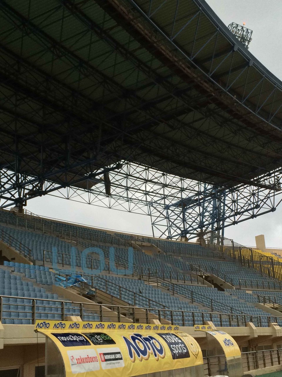 Ξεκόλλησε στέγαστρο στο Παγκρήτιο Στάδιο από τον δυνατό άνεμο [εικόνες] | iefimerida.gr 0