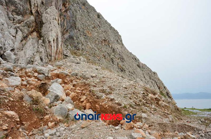 Μεσολόγγι: Βράχος έπεσε σε σκεπή, άνοιξε τρύπα και προσγειώθηκε στην κουζίνα [εικόνες] | iefimerida.gr 0