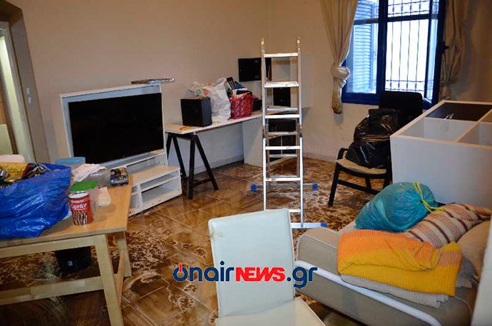 Μεσολόγγι: Βράχος έπεσε σε σκεπή, άνοιξε τρύπα και προσγειώθηκε στην κουζίνα [εικόνες] | iefimerida.gr 1