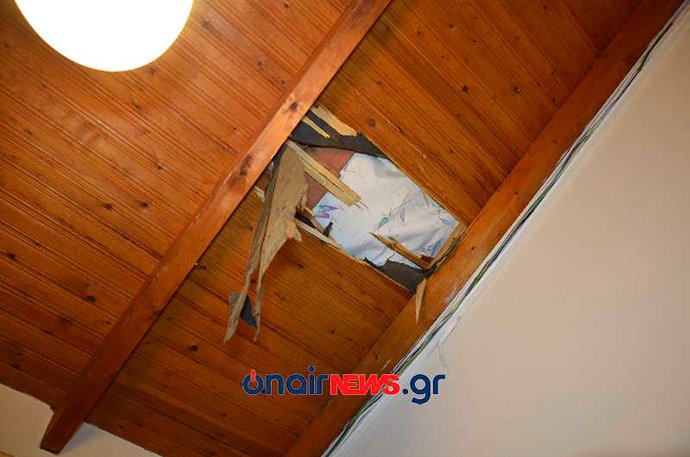 Μεσολόγγι: Βράχος έπεσε σε σκεπή, άνοιξε τρύπα και προσγειώθηκε στην κουζίνα [εικόνες] | iefimerida.gr 2